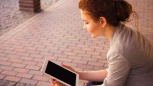 mulher usando contabilidade digital em tablet
