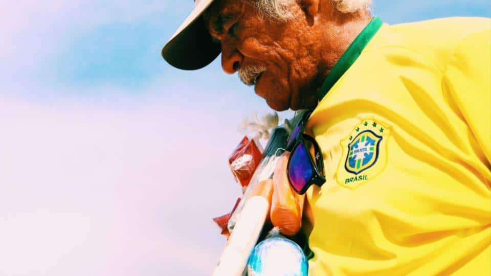 Idoso com camisa do brasil