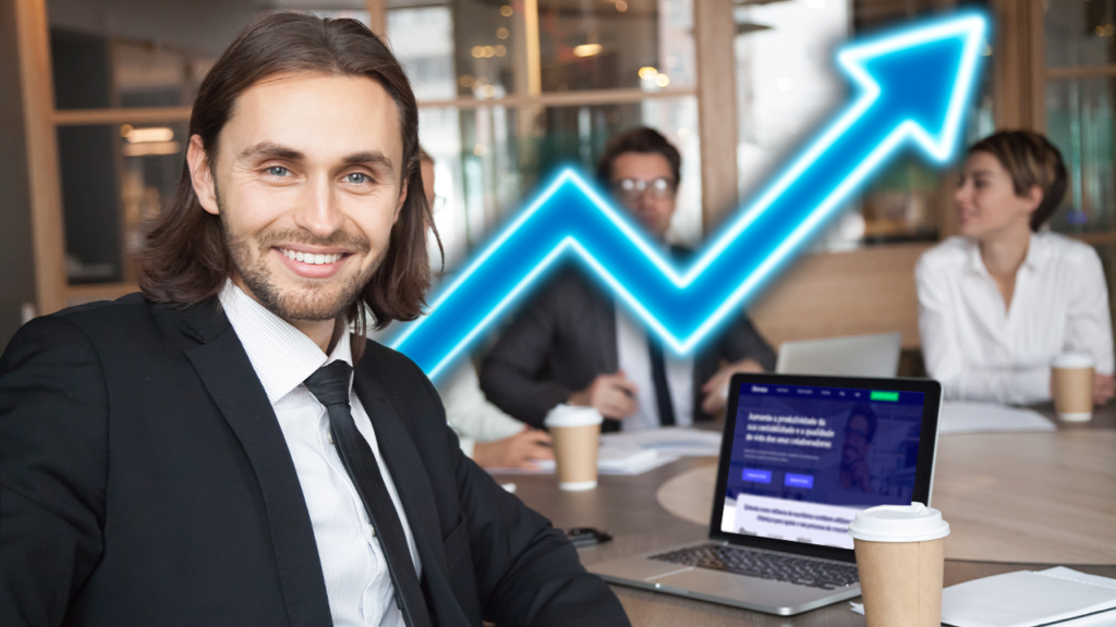 Contador sorridente sentado à mesa de reunião, com outros colegas ao fundo. Na frente dele, um laptop exibe o site da Ottimizza e um copo de café. Um gráfico em azul no formato de seta ascendente é exibido no centro da imagem, simbolizando sucesso.