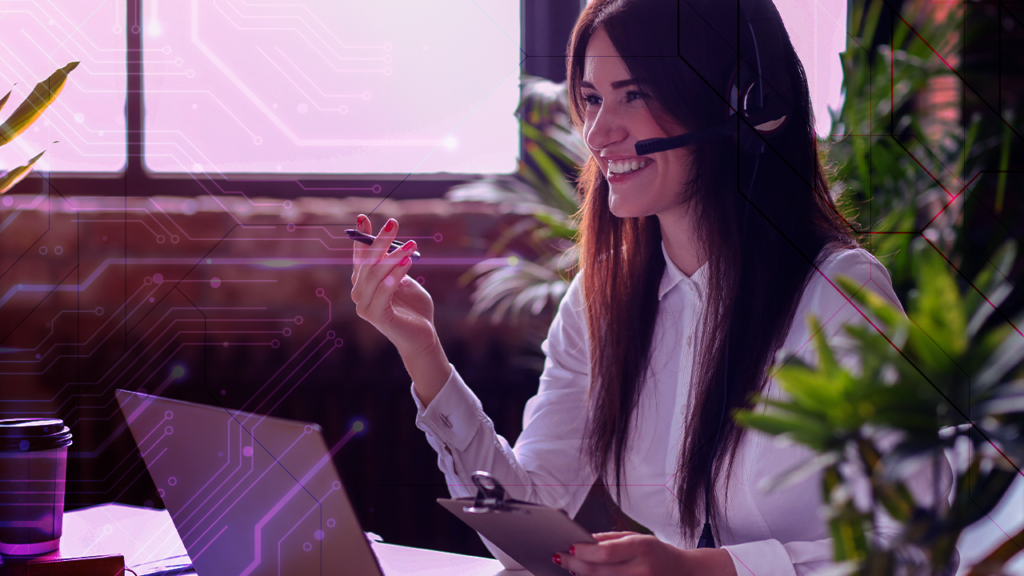 Mulher sorridente usando fones de ouvido com microfone, vestida de forma social. Ela está em frente a um laptop, realizando atendimento ao cliente. Ao fundo, há plantas e uma janela com luz natural. A imagem possui sobreposições de circuitos digitais que sugerem um atendimento digital.
