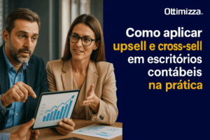 Profissional em escritório contábil apresentando em tela de computador gráficos de vendas e serviços complementares a cliente atento