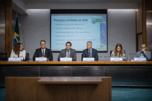 Contadora orientando contribuinte sobre declaração do Imposto de Renda 2026 em ambiente moderno