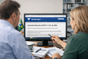 Equipe técnica em prefeitura analisando painel digital de parcelamento previdenciário 2026