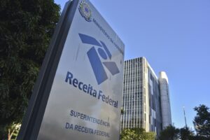 Equipe contábil reunida em torno de painel digital colaborando em resposta tributária